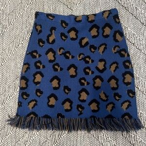 Leopard print sweater skirt with fringe hem
Blue and tan
Size large KNIT